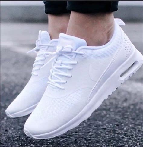 all white nike sneakers women's.